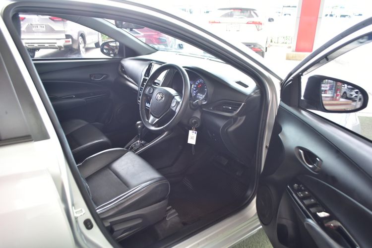 Toyota Yaris ATIV 2022.0 มือสอง เบนซิน ไมล์ ไมล์แท้ เครดิตดีออกรถ 0 บาท - Image 4